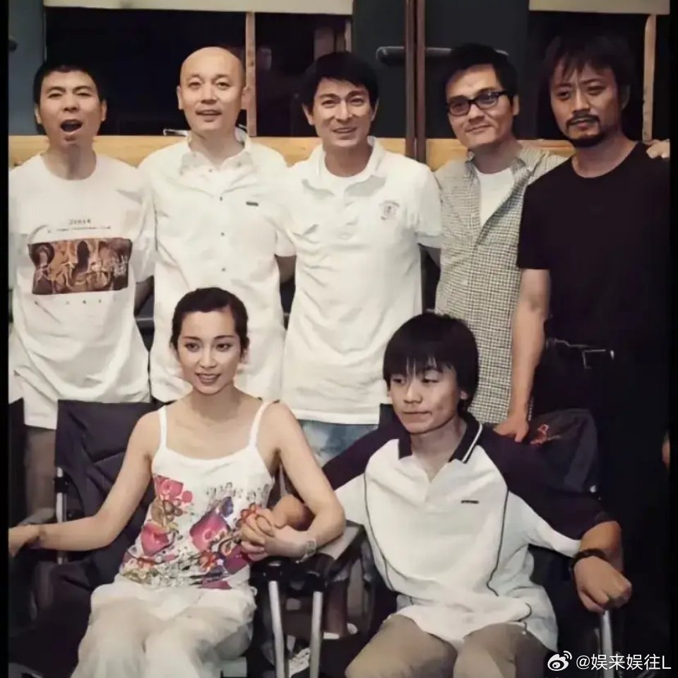 王宝强真是有贵人相助，小小年纪就和一帮大佬一起合影，而且有美女李冰冰在旁边。真是