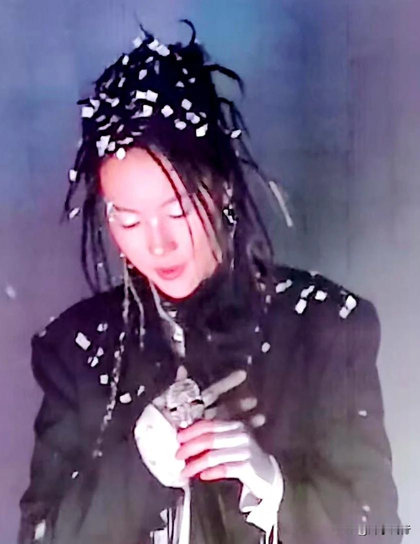窦靖童《状况外》巡回演唱会北京站圆满、成功举行。 11月30日晚，备受瞩目的95