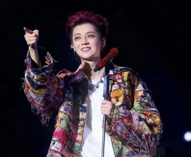 司晓迪曝与18位顶流男星私生活，其中鹿晗醉酒与其同床照、同款纹身、同款家居背景及