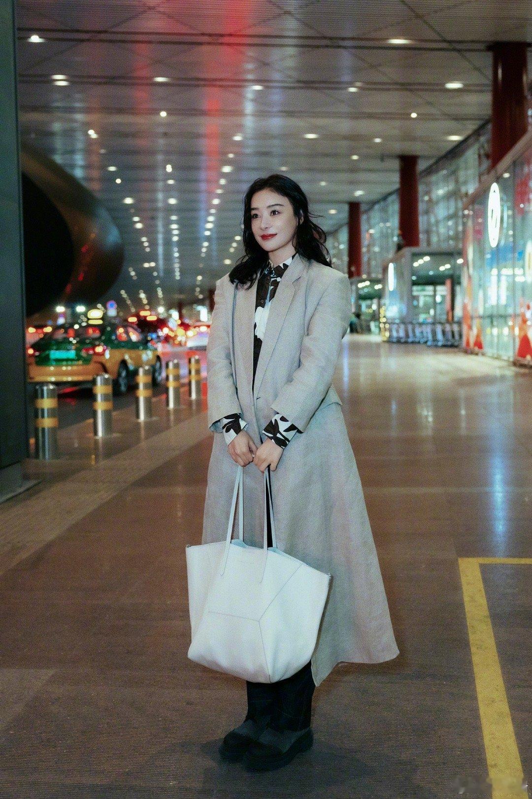 #袁姗姗卷发#、#袁姗姗新妆造#  袁姗姗卷发可以有啊，袁姗姗新妆造，我蛮喜欢的