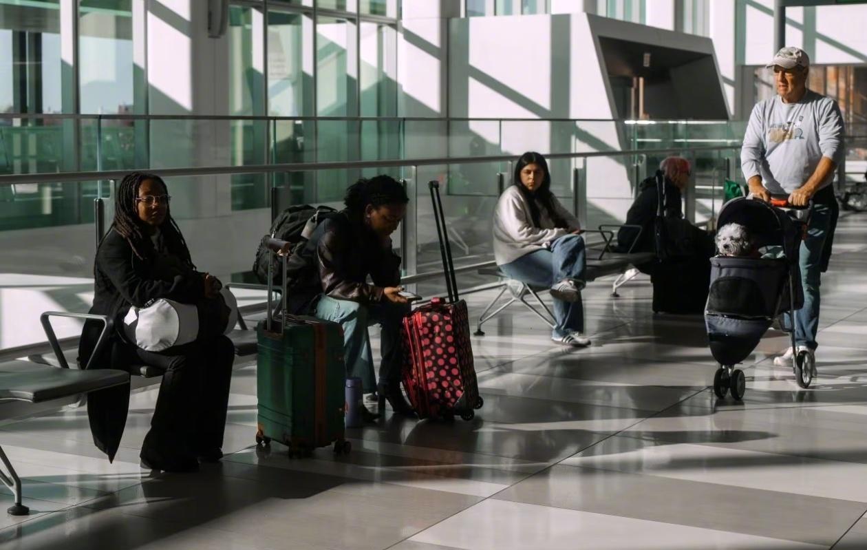 【美政府停摆致纽约地区三大机场乱套】当地时间11月8日，据美国联邦航空管理局（F