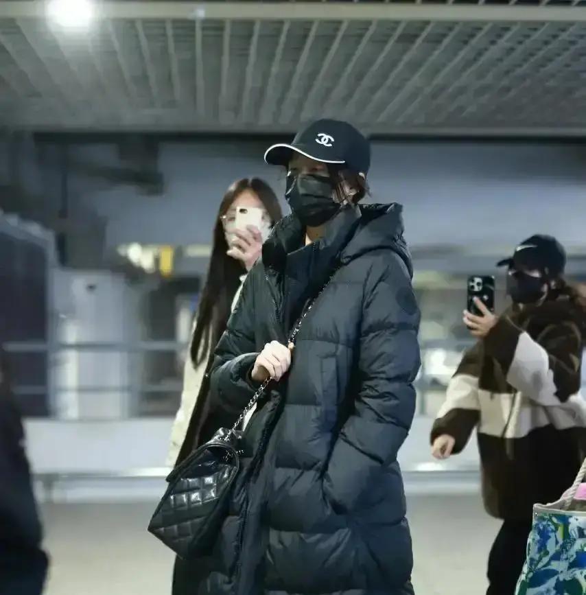 关晓彤把苏绣缝进巴黎世家
 
黑裙亮相那天，热搜爆了。没人想到，中国非遗第一次被