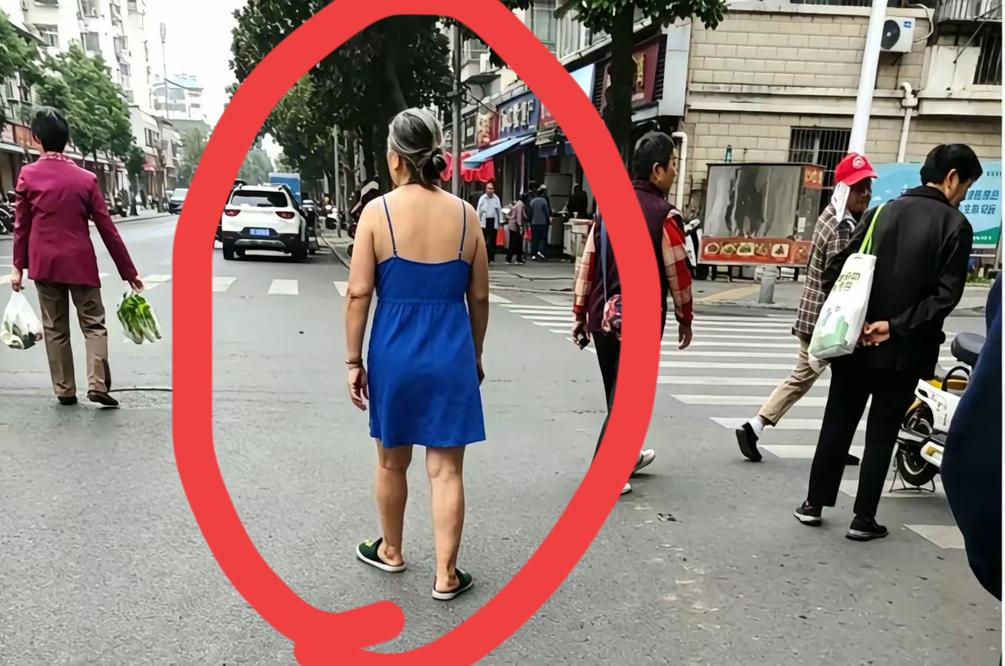 大街上，突然发现前面一名穿蓝色吊带裙的女子，搭配一对黑色拖鞋，看起来十分清爽自在