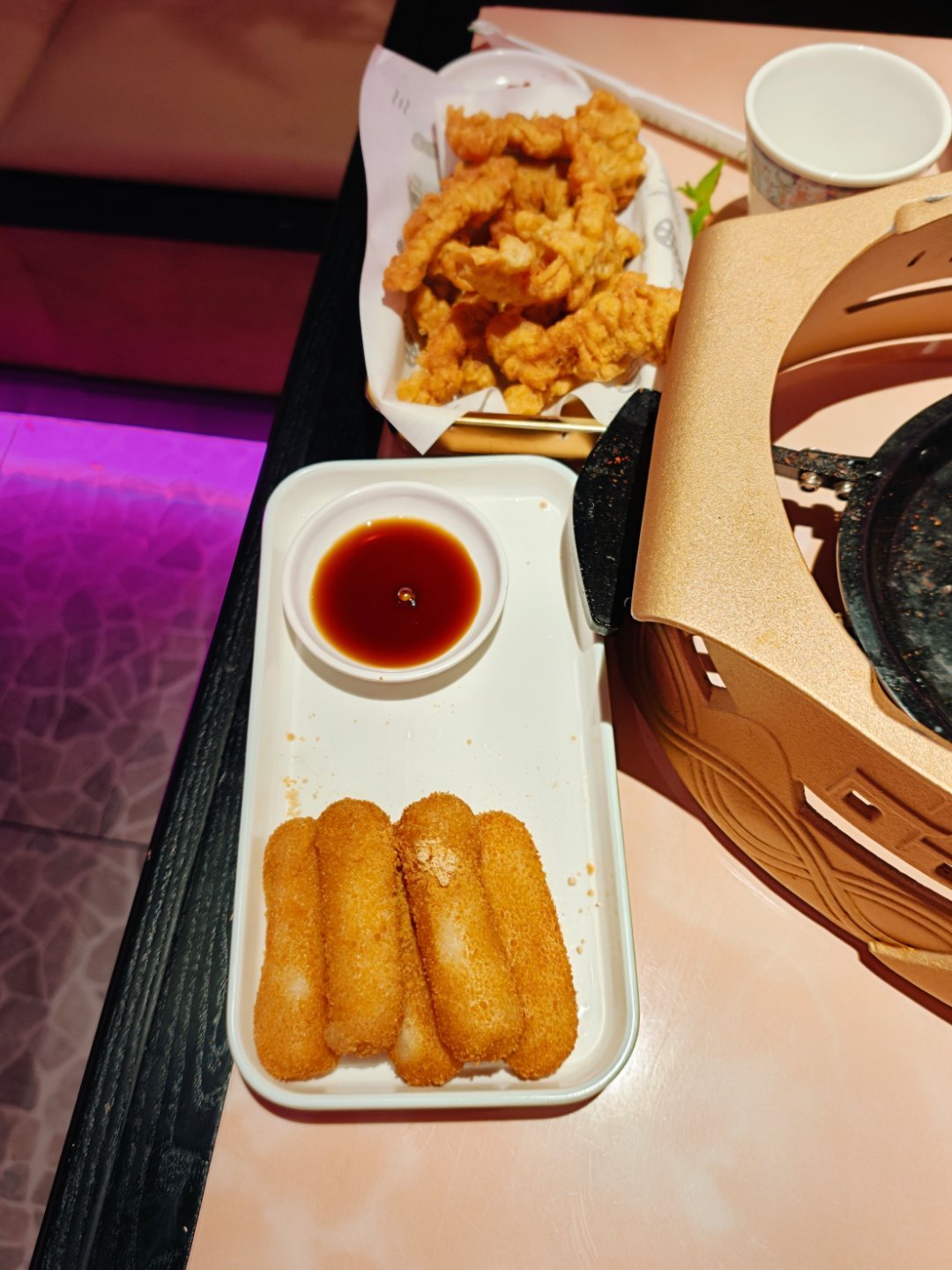 和爱人吃鱼。然后在七宝老街买了一份甑糕。好久没吃甑糕了，馋坏了。 