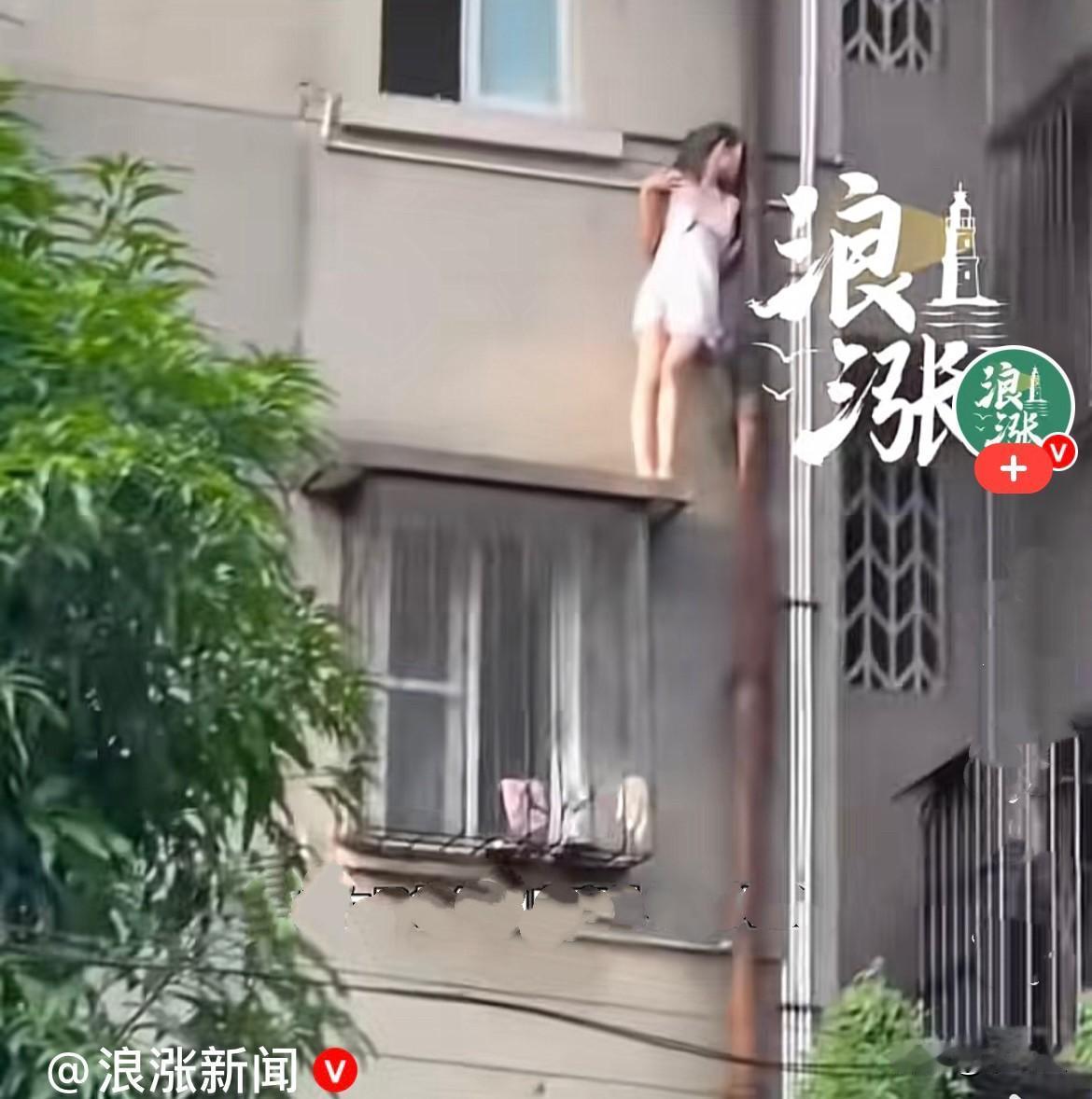 近日，广东江门一小区，一名女子因为和男朋友吵架，情绪上头，直接翻出窗外，站在高层