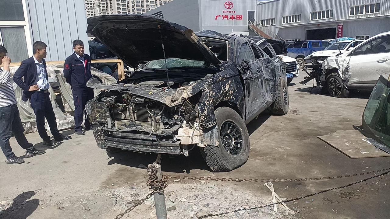 新哈弗H5车友沙漠高速翻滚7圈，人员轻伤，第一句给我说的就是“长城哈弗牛b，活着