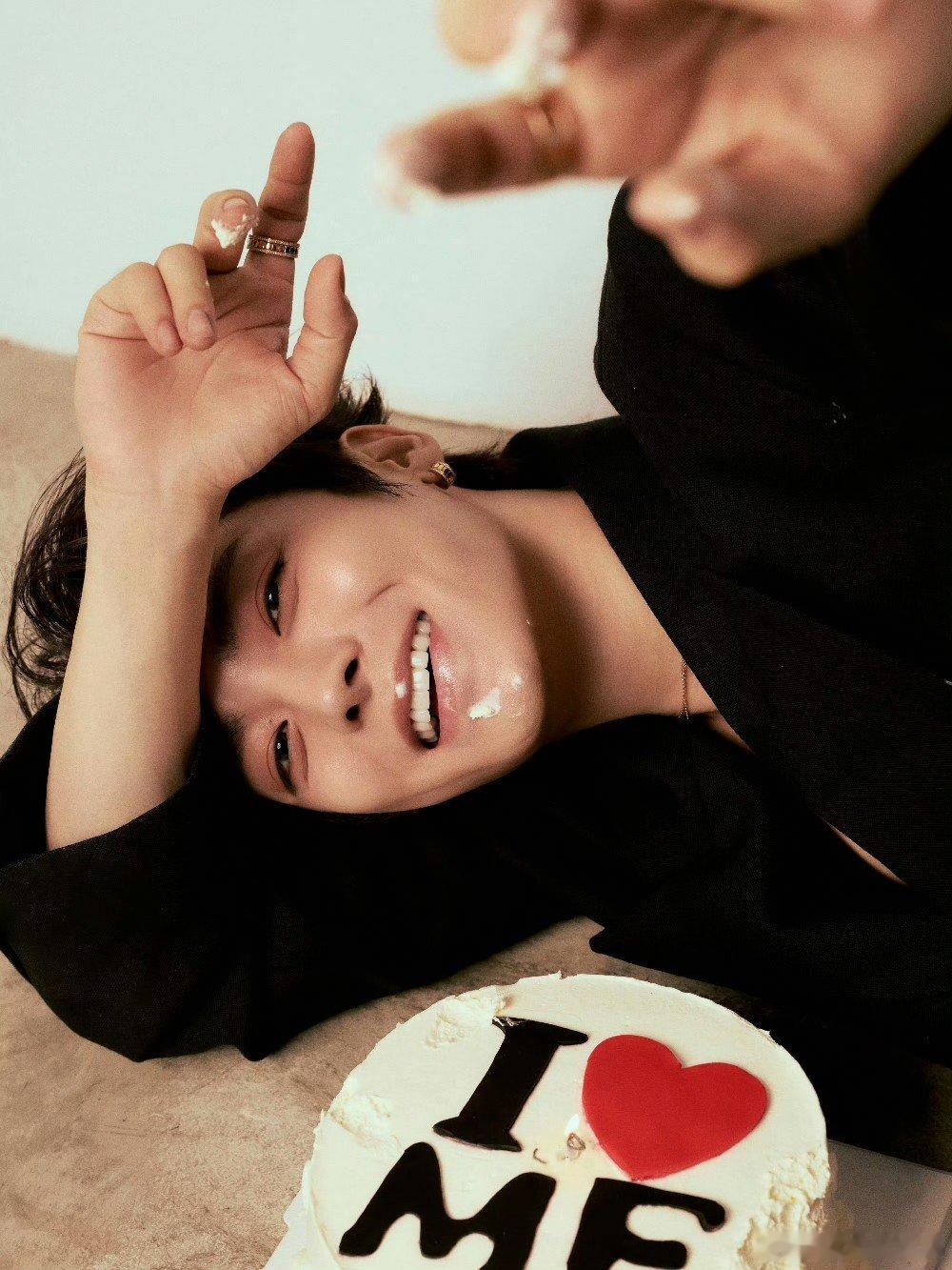 侯明昊29岁生日大片侯明昊29岁生日大片来啦，“祝我生日快乐！I❤️ME”，侯明