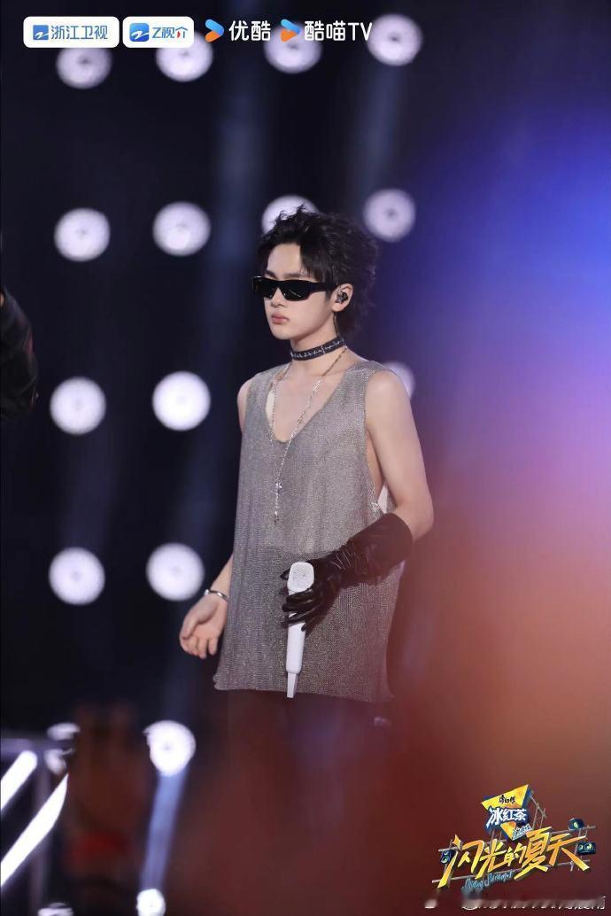 #周震南深V罩衫##周震南无袖外衫#周震南以深 V 罩衫和无袖外衫的搭配惊艳众人