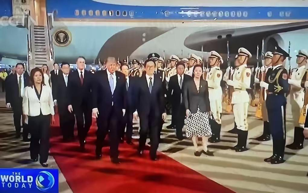 气场碾压！
​气场碾压！
本身身高接近一米九、自带强势气场的他，站在中国仪仗队身