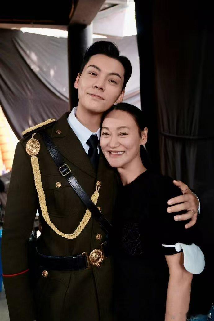 惠英红陈伟霆 女财阀和继承人弟弟 惠英红陈伟霆这合照太有故事感！女财阀的掌控欲和