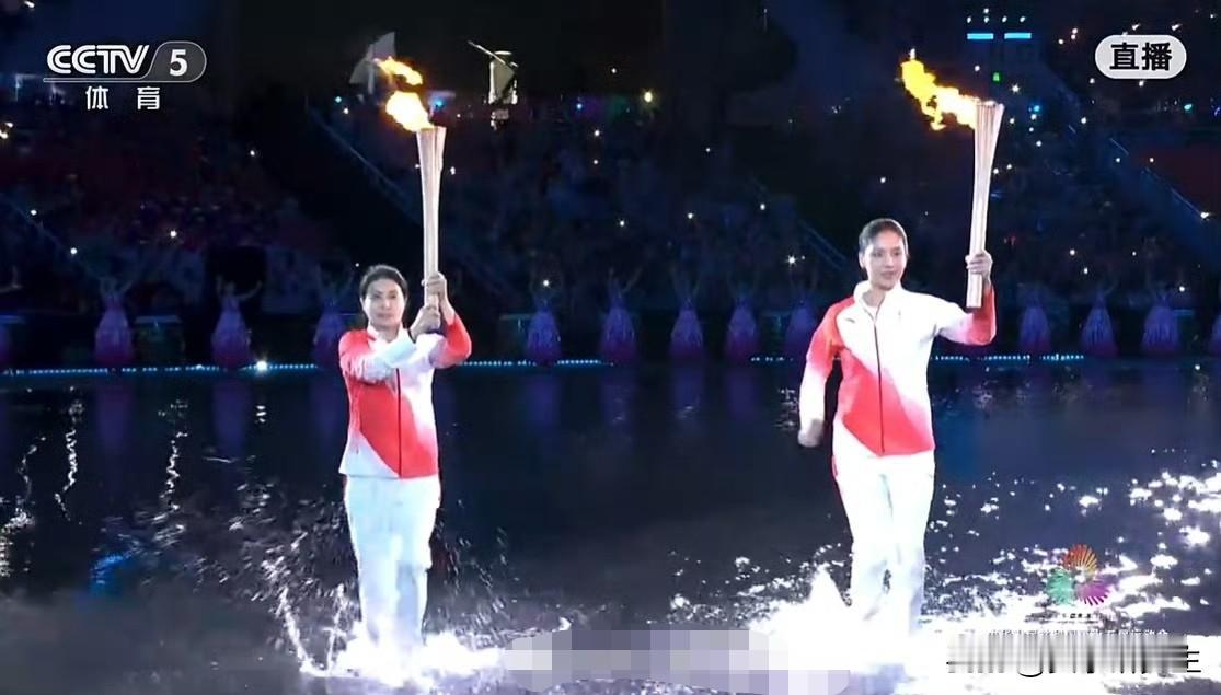 郭晶晶这火炬手当得，
让人一看就心里踏实。

昨晚全运会开幕式，她跑第三棒，两手