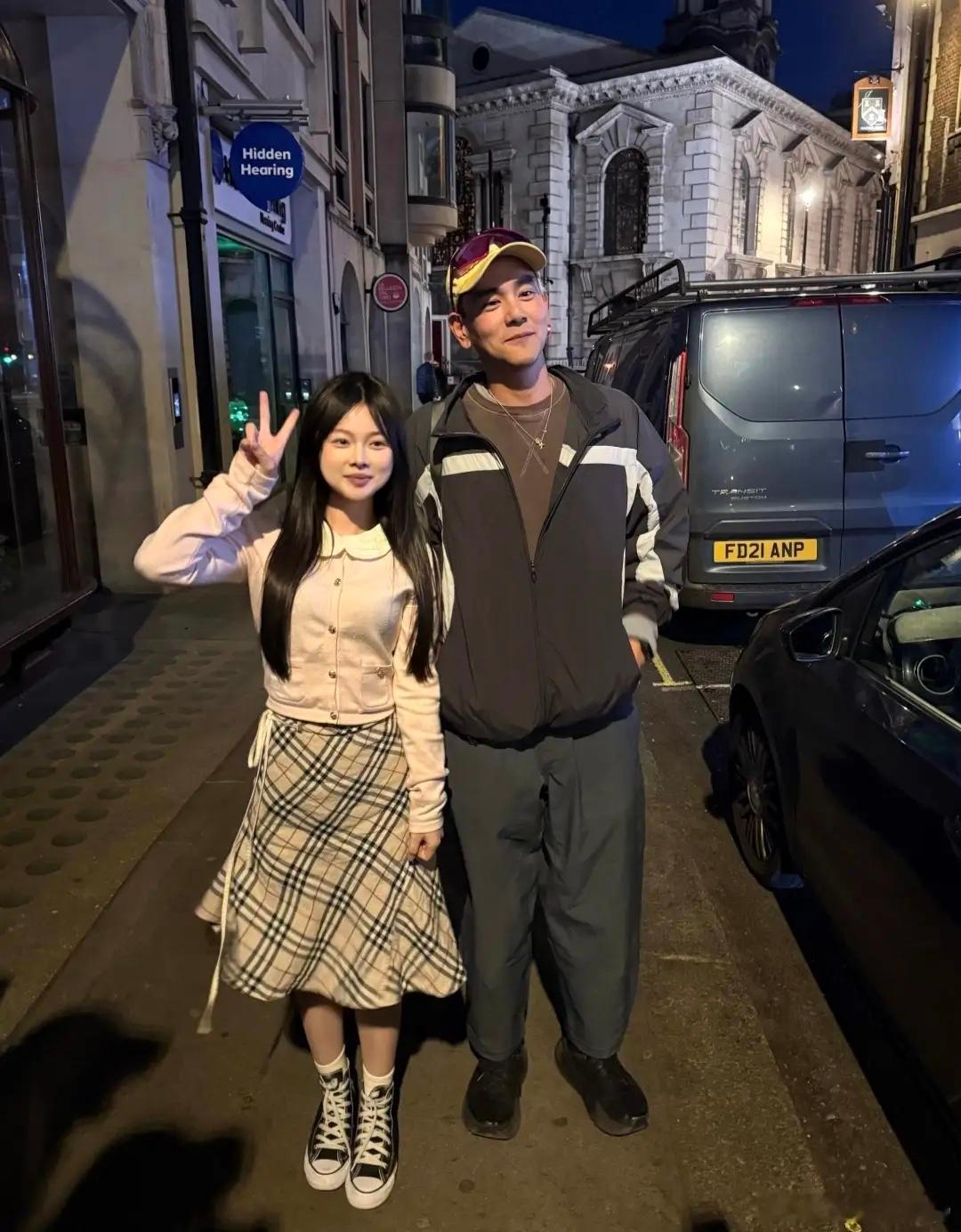44岁彭于晏一个人现身伦敦街头！身材超好不显老，未婚独居好自由！ 