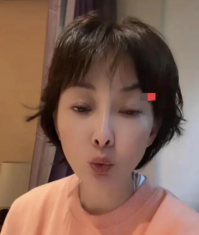 你第一眼能看出来她是谁吗？

她的脸怎么也变这样了？差一点就认不出来了！

她的