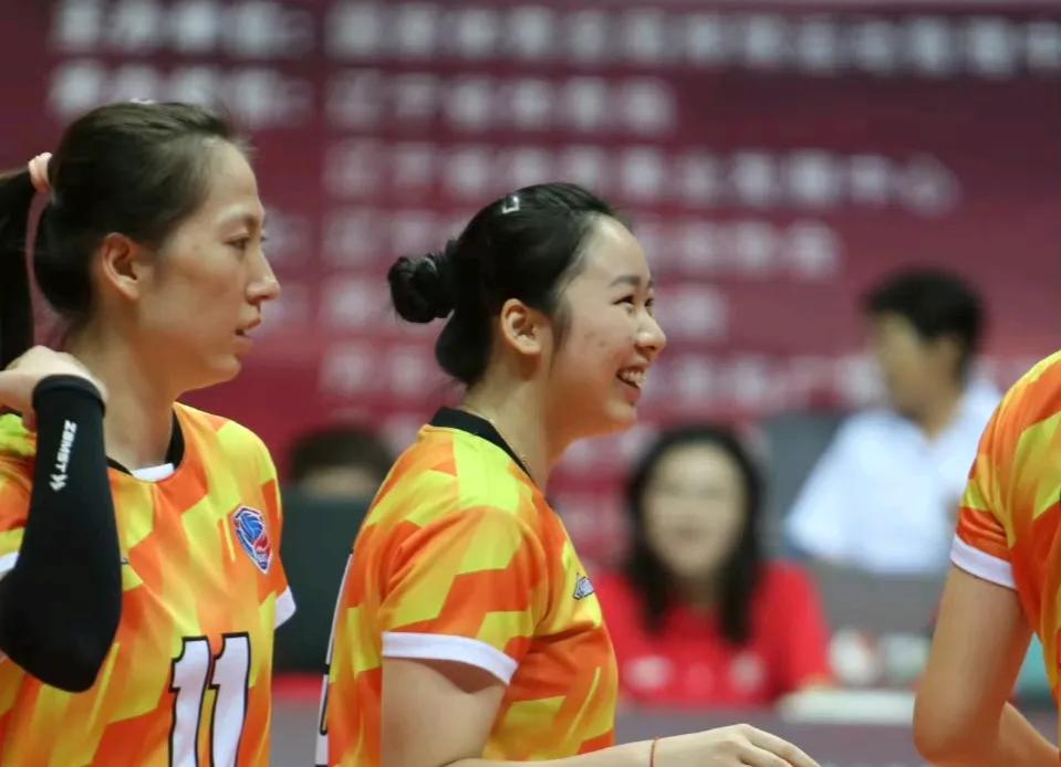 在全锦赛5-8名的激烈争夺中，上海女排以3-0的比分零封北京女排，展现了她们在小
