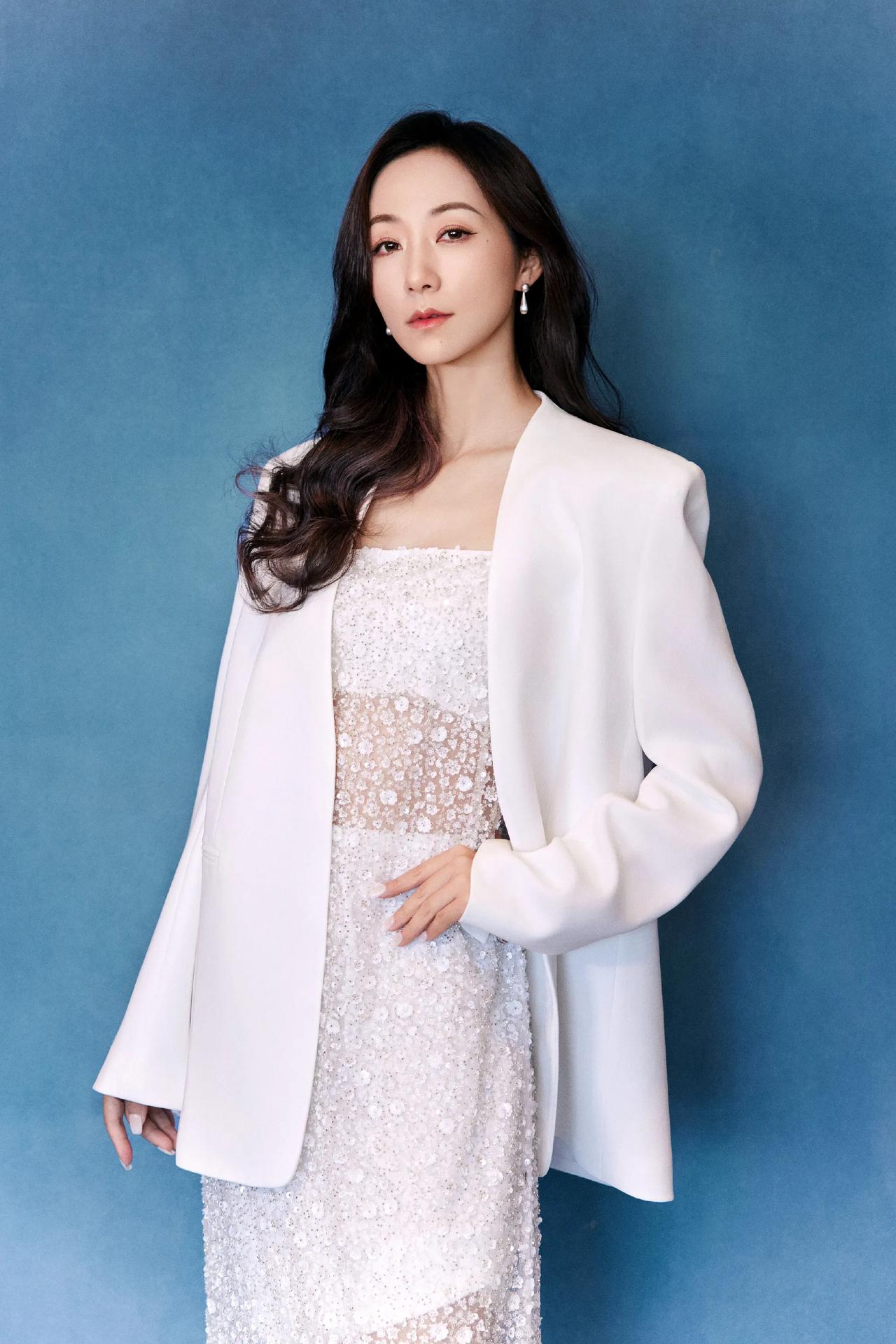 韩雪这组白色造型真的把优雅刻在骨子里✨
宽松白西装搭配亮片透视长裙，又飒又温柔。