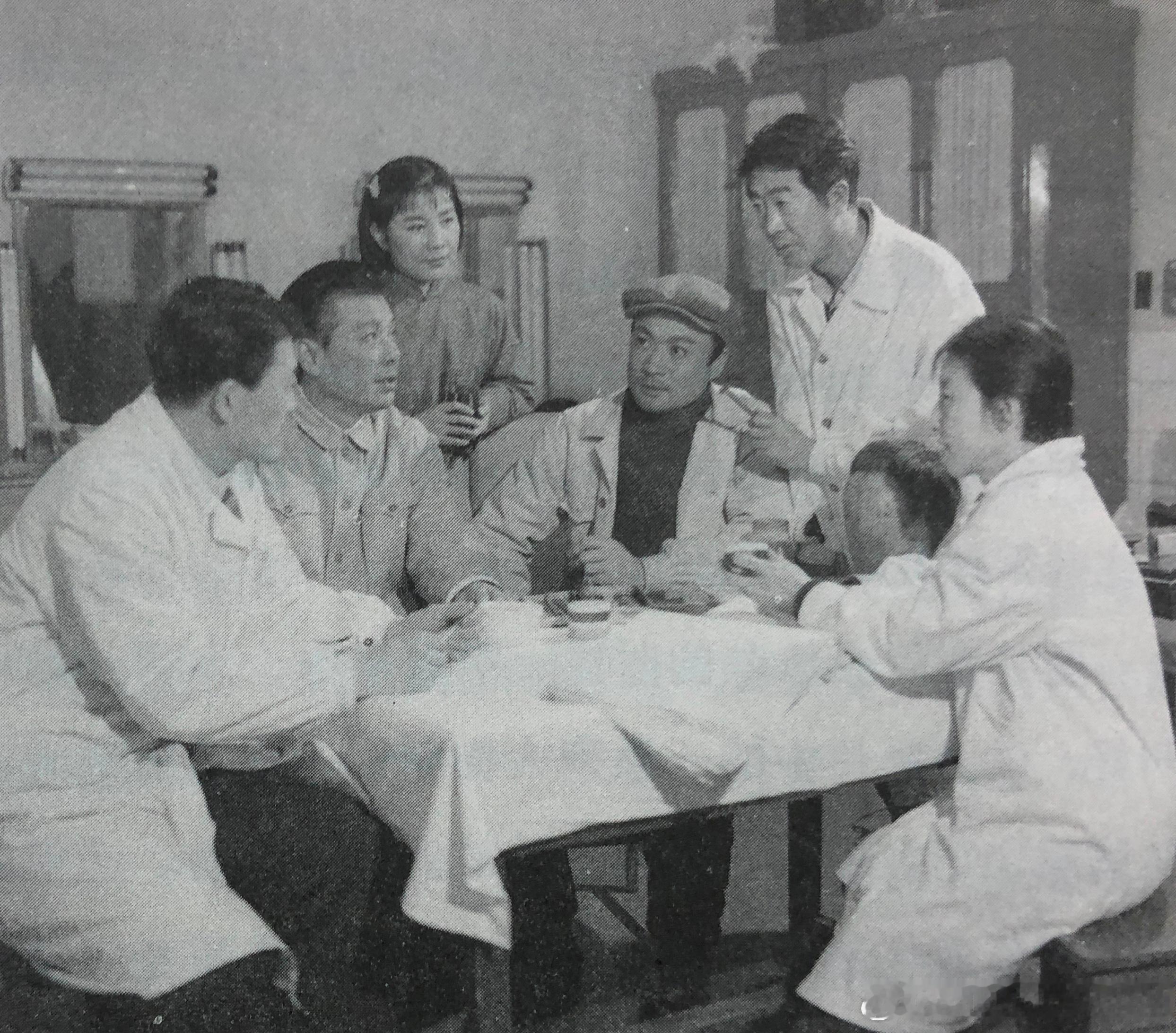 1974年电影《创业》演员李仁堂（左二）、李瑛（左三）、张连文（左四）在化妆室研