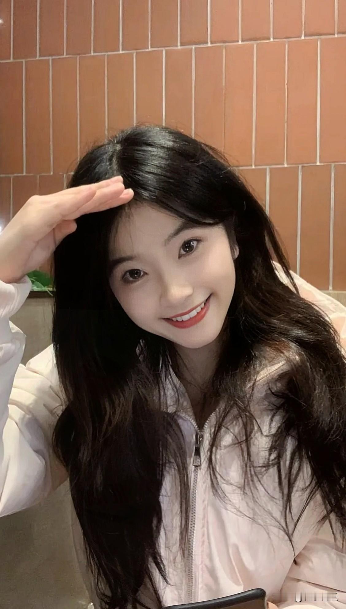 笑靥如花映窗纱，青春年华似锦绣。
柔情似水绕指柔，岁月静好如画卷。
甜心笑靥 手