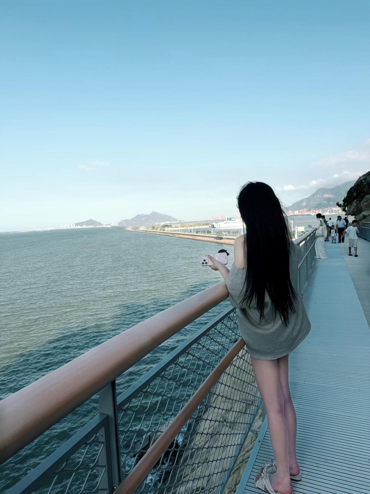 身为一个女人，
一定要知道，
没有哪一个男人，

能让你依靠一辈子。

年轻时他
