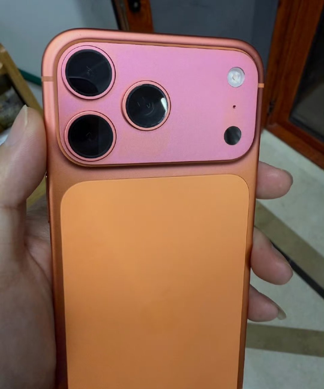 iPhone17只用一个月橙色变粉色？？这有点诡异了吧怎么可能会掉色啊 