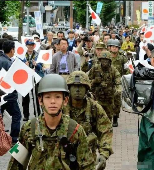 日本现在是不是在备战？直接说答案，很有可能。现在日本的国运衰落速度快得惊人，日本