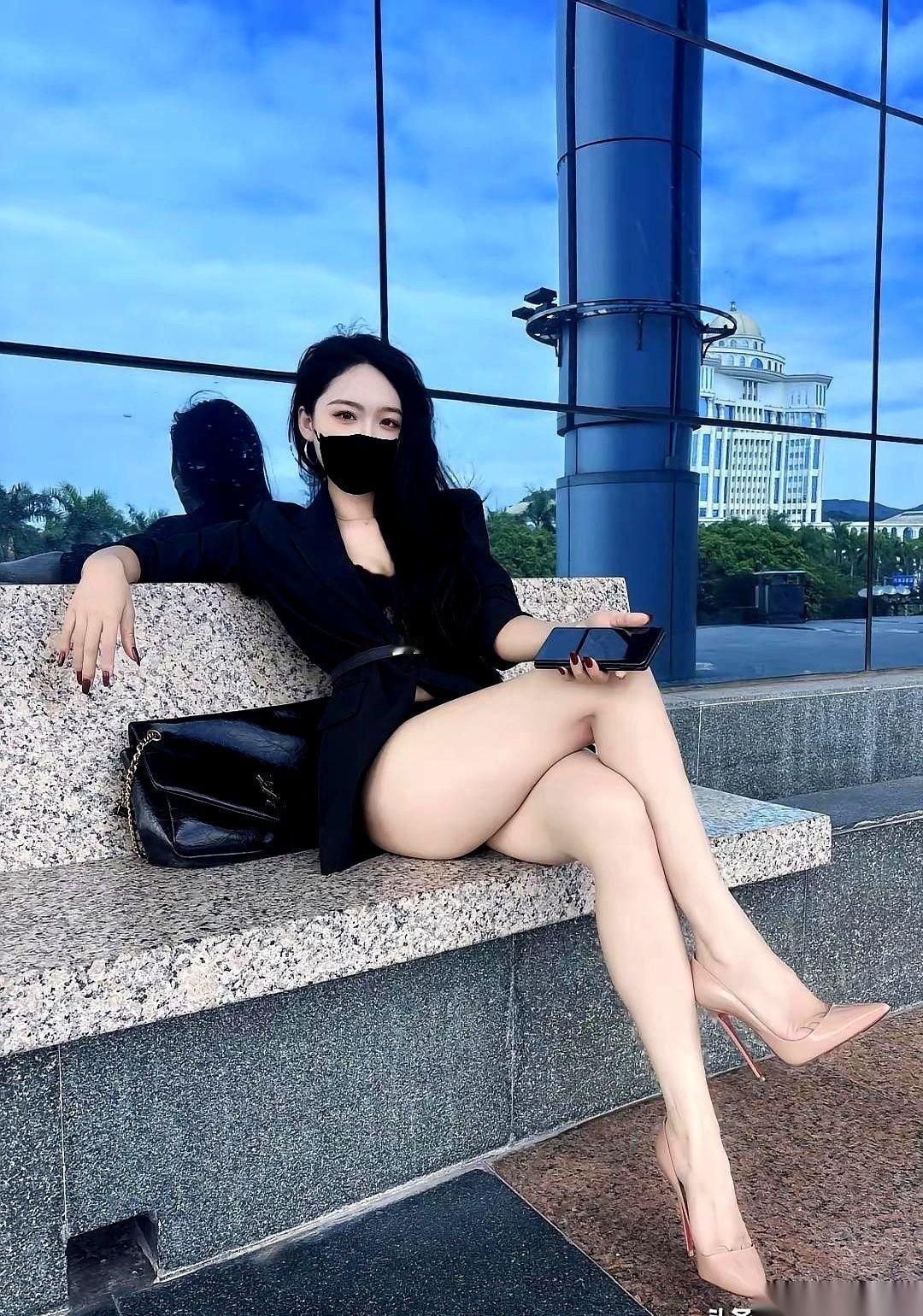 别跟我扯什么“腿精”。
我跟你说，这叫战袍。
一身剪裁刚好的黑西装裙，不是为了取