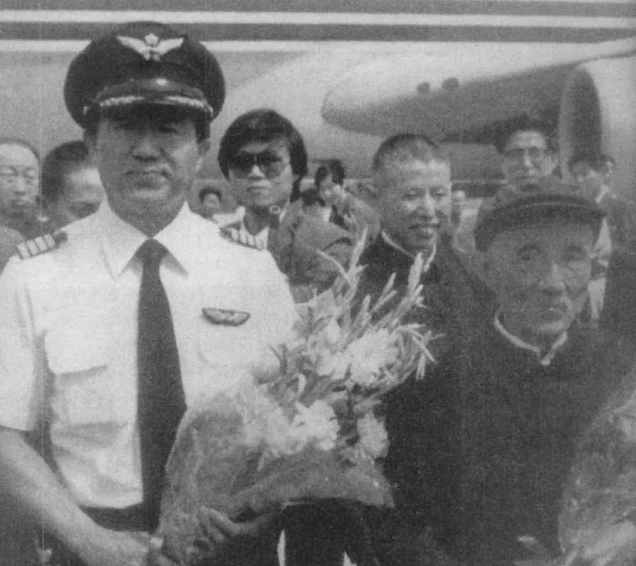 飞扬军事[超话] 1986年5月3日，台湾中华航空飞行员王锡爵(原国民党空军U-