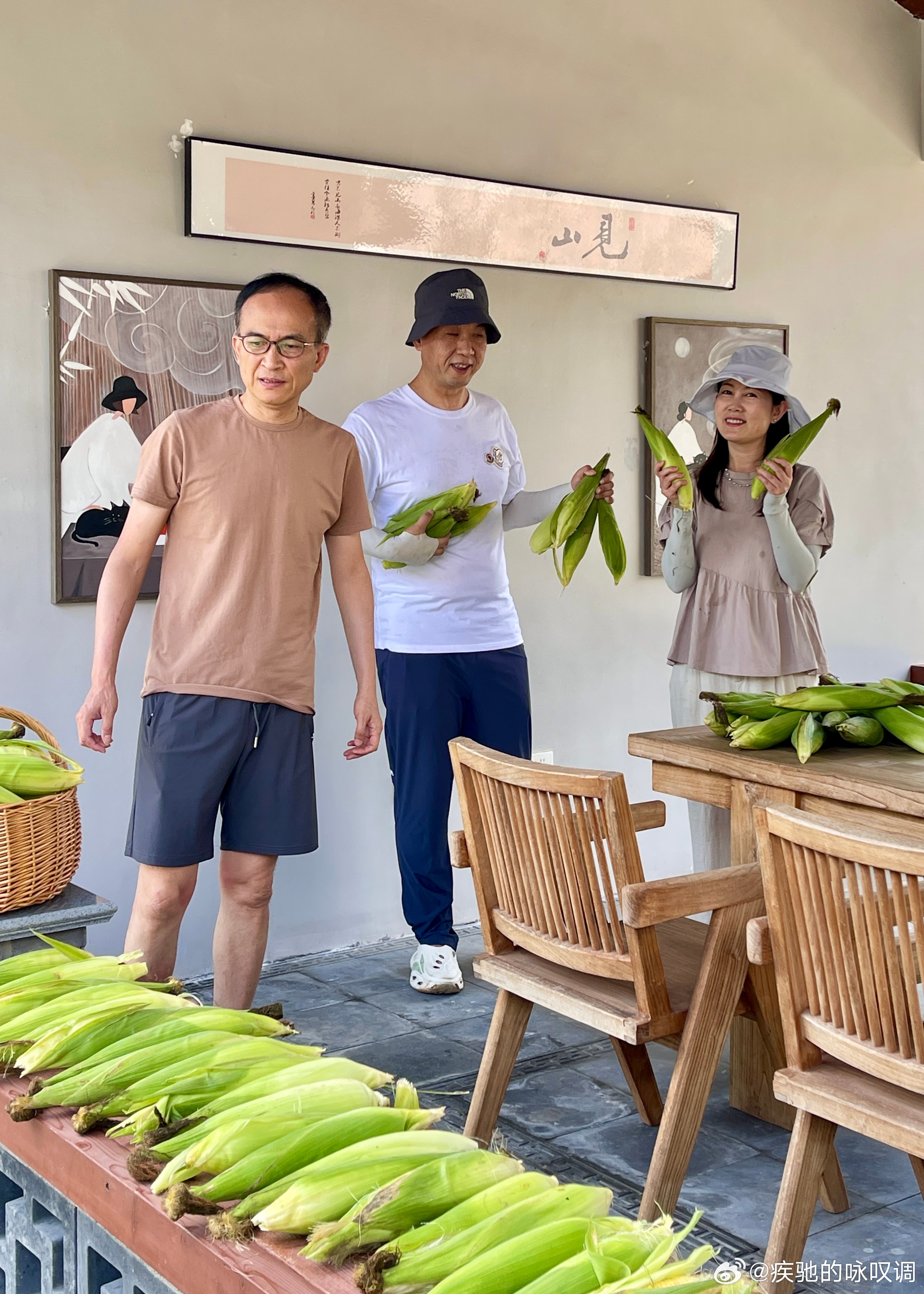 今日老妹夫妇来院子玩，他们去地里掰玉米🌽，我在家准备饺子馅，他们收获了76个粒