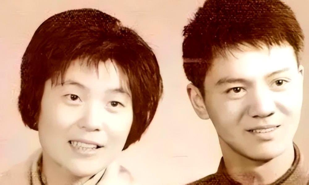 1979年，下乡知青戴建国顶着全家人的阻拦，执意娶了痴傻的程玉凤。洞房花烛夜，戴
