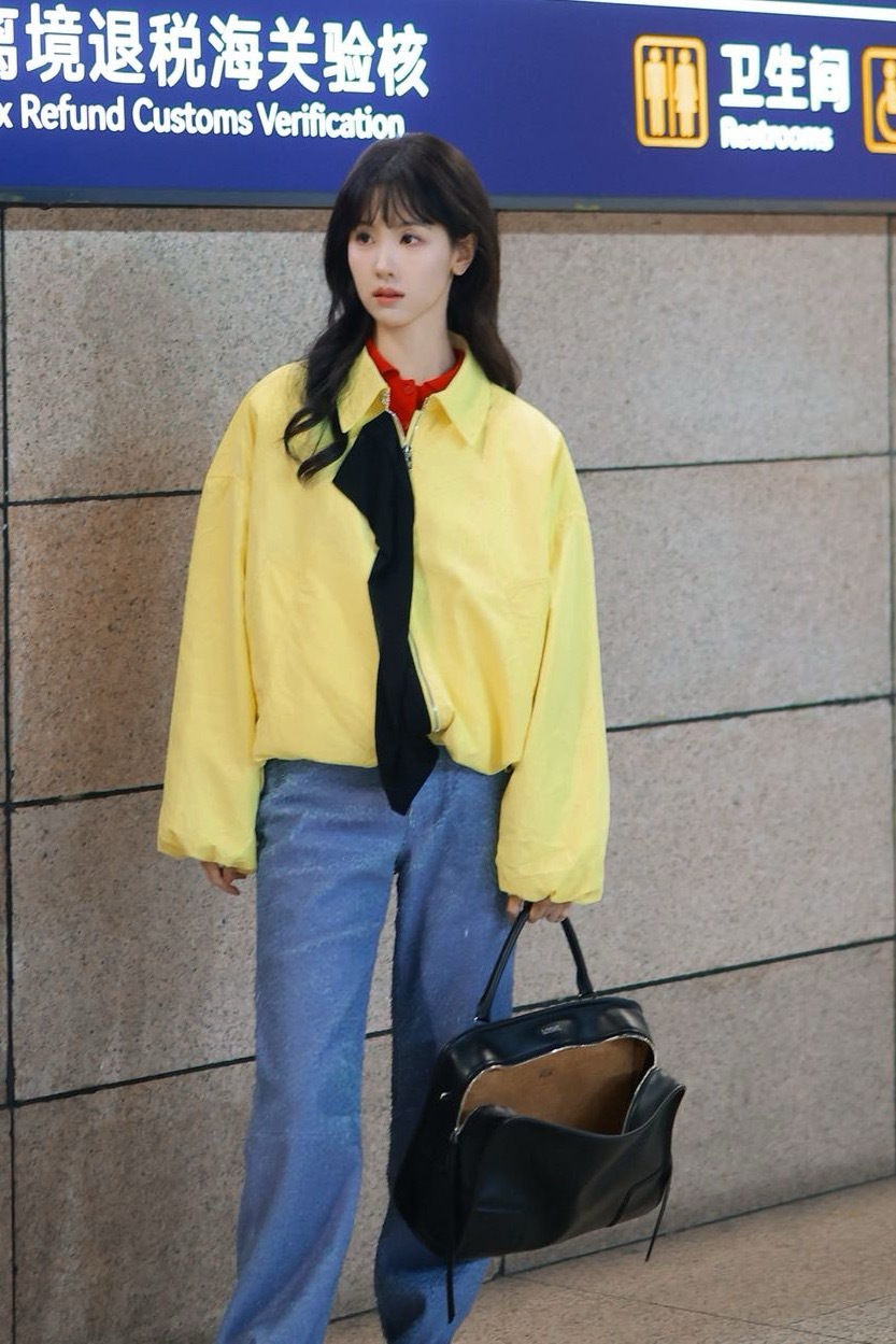 陈都灵｜出发巴黎时装周 罗意威品牌大使陈都灵身穿Loewe，极简造型，阳光下更显