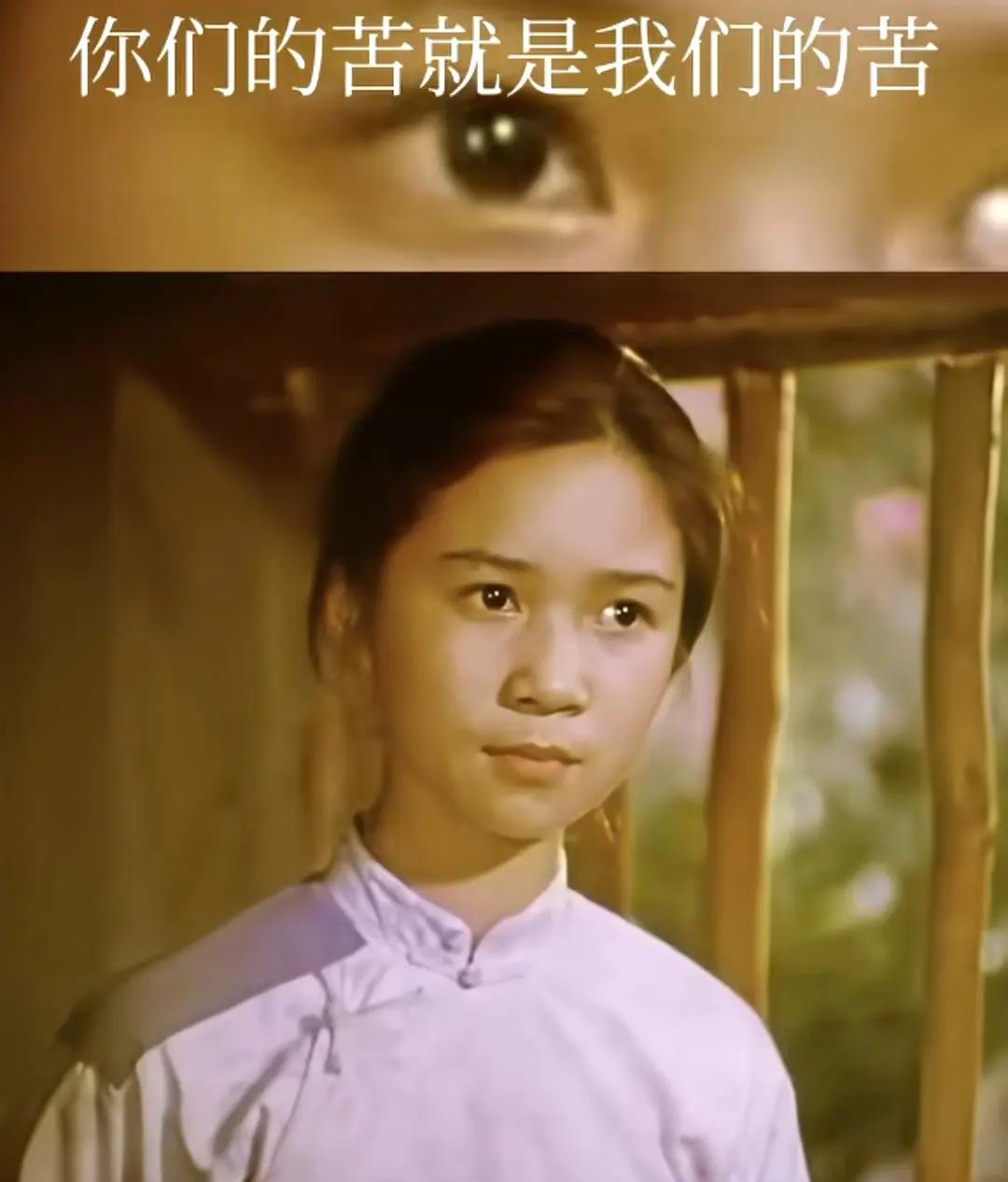 小姑娘看着窗外，若有所思。很有印象，这是什么电影？哪位演员啊[玫瑰]谁知道[作揖
