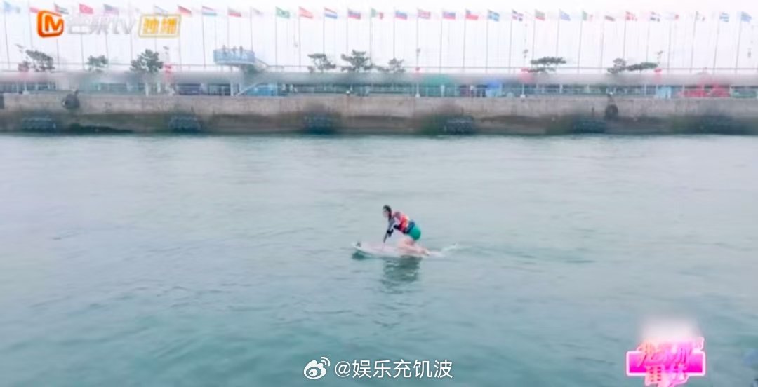 管乐在闺女也乘风破浪了一把我家那闺女 谁懂啊！管乐掉水里爬起来接着来，最后潇洒冲
