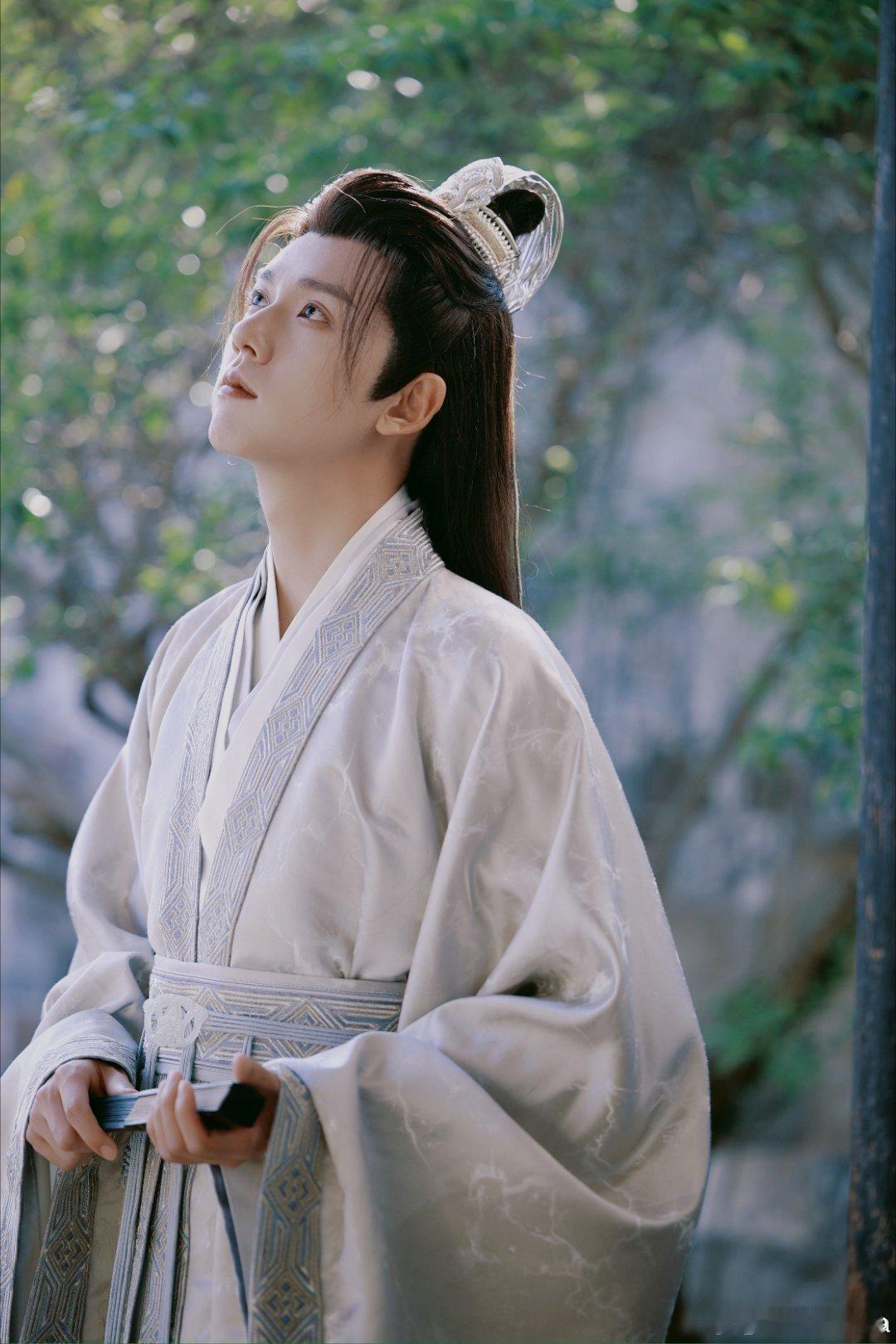 凤凰台上的萧千清这个角色被他演活了从孔雀王爷到左卿辞每个角色都演绎得很到位 