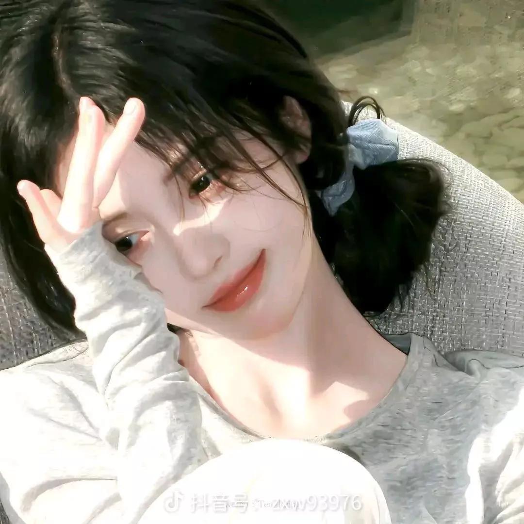 阳光洒落，微笑的少女少女感笑容 少女感微笑女孩 少女的笑容 阳光白裙少女 美少女