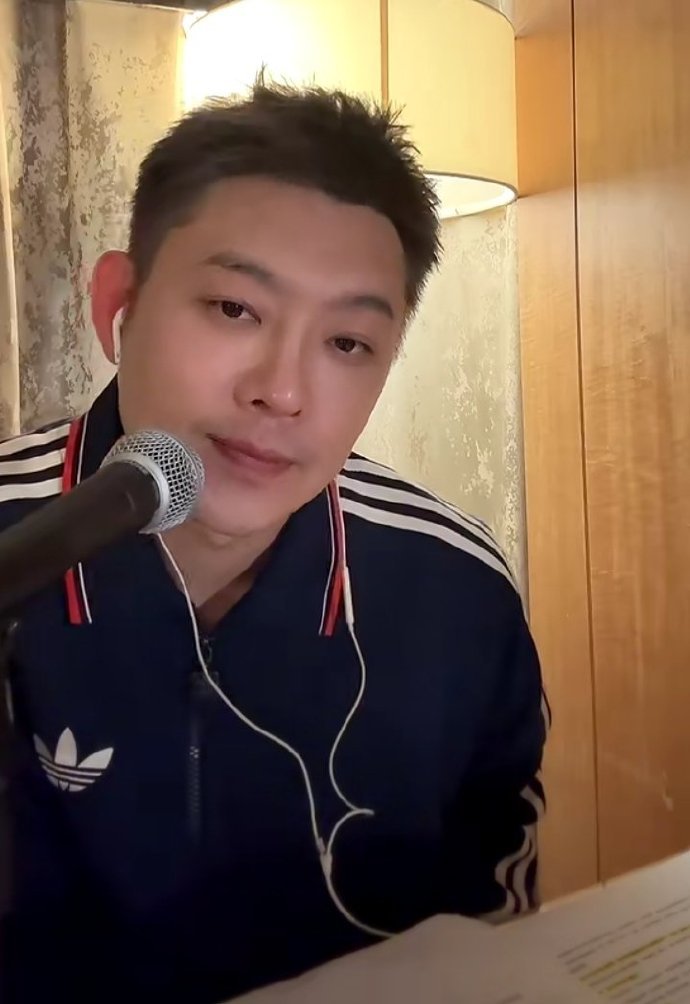 老舅直播回应网友不懂音乐梗 老舅这波回应真的把我看酸了。明明是大家都在玩的梗，他
