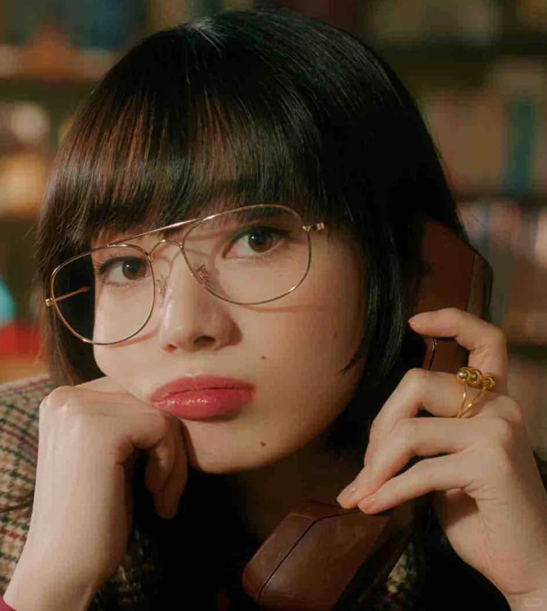 这张戴眼镜的nana好喜欢！