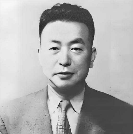 1950年沈阳，“大汉奸”夏文运被按在审问室，刚骂完他“卖国贼”，他突然掏出块磨