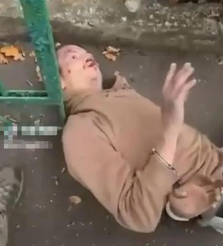 太荒唐了！一名落单的俄军士兵闯入民宅，干掉了5名熟睡的乌军士兵，可做完这事后他居