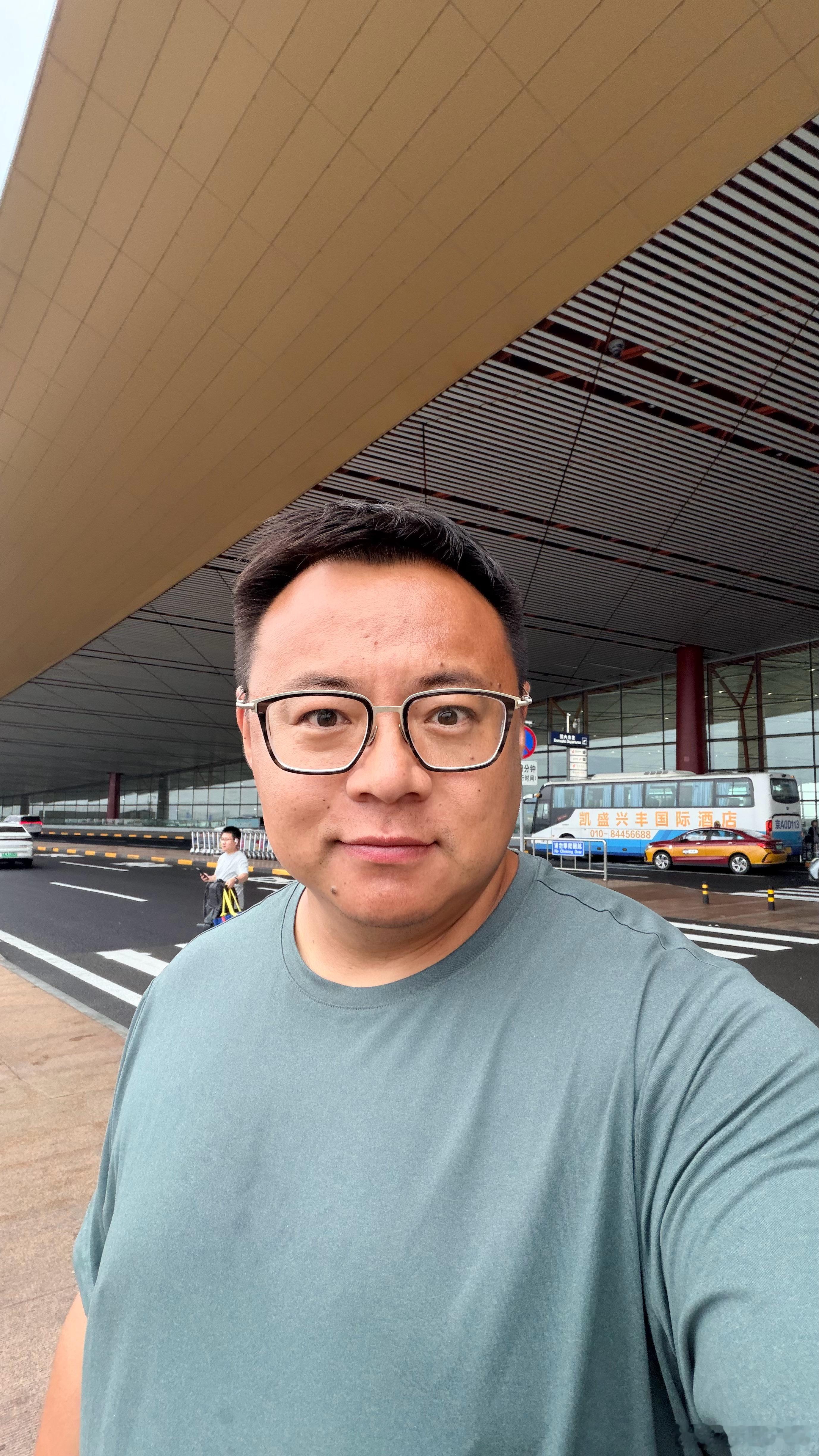 黑人内哥回京了！！！突然过马路就没车给让路了得注意点了 
