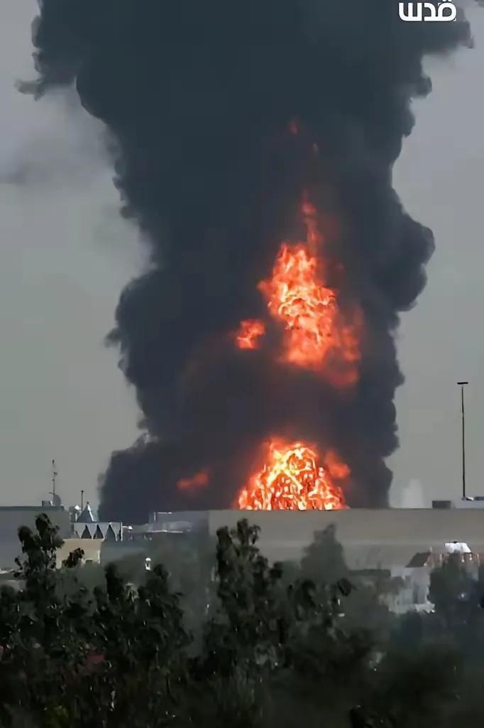 迪拜完了，机场被炸成这样。40年的建设14天结束。

很多人刷到现场视频时，第一