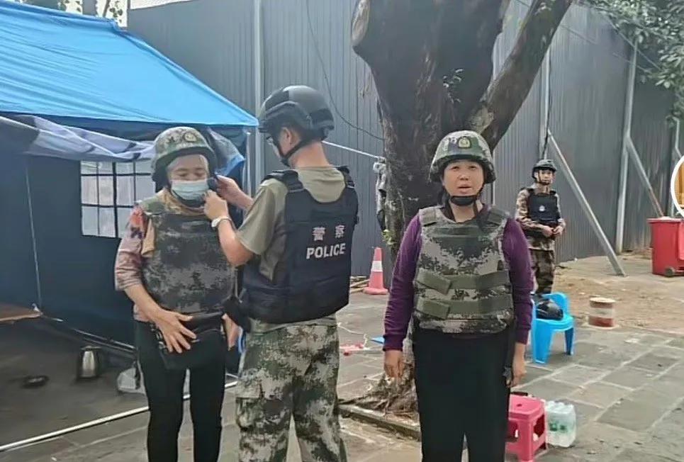 大妈们怎么也没能想到，回家拿点东西居然要穿防弹背心，这都是缅北诈骗犯们造的孽！
