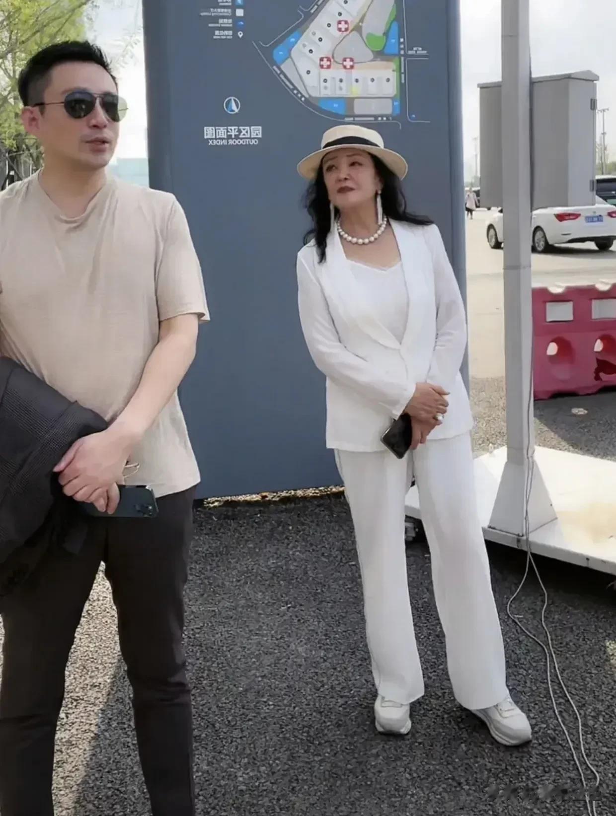 张兰及汪小菲真的要感谢直播带货这个新事物，直播让他们咸鱼翻身，事业焕发第二春，现