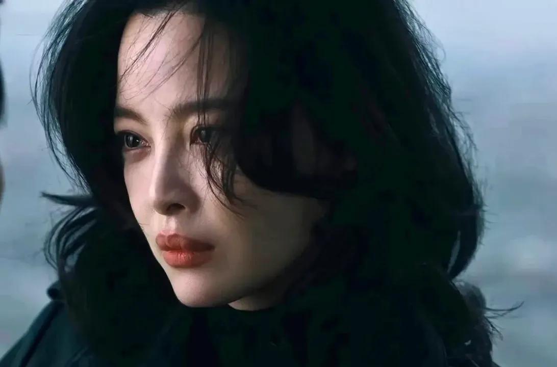 《繁花》A先生为了双保险，他是割喉后倒进水里
有一个动作，是手往脖子那边一抹，然