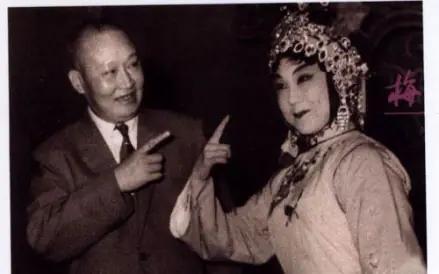 1918年，京剧名角荀慧生新婚之夜，揭开盖头，发现枕边人不是心爱的吴小霞，而是她