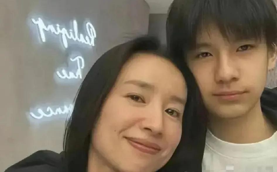 董洁顶顶同框
哇，顶顶看起来好帅气哟
眉目清秀，与妈妈长得有点像
看这个样子，一