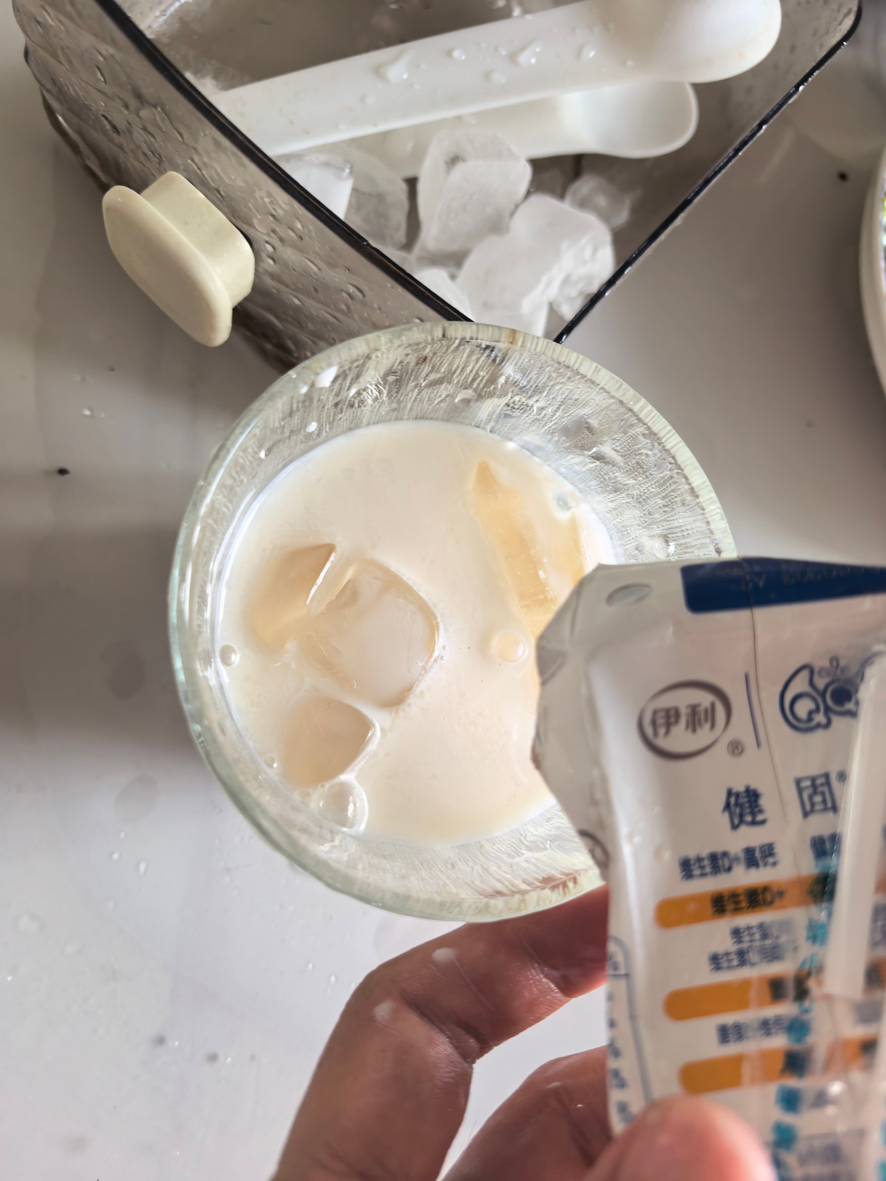 光吃饼可不行，再来自制一杯冰镇奶茶，炎炎夏日，喝上一口，美滋滋～ 