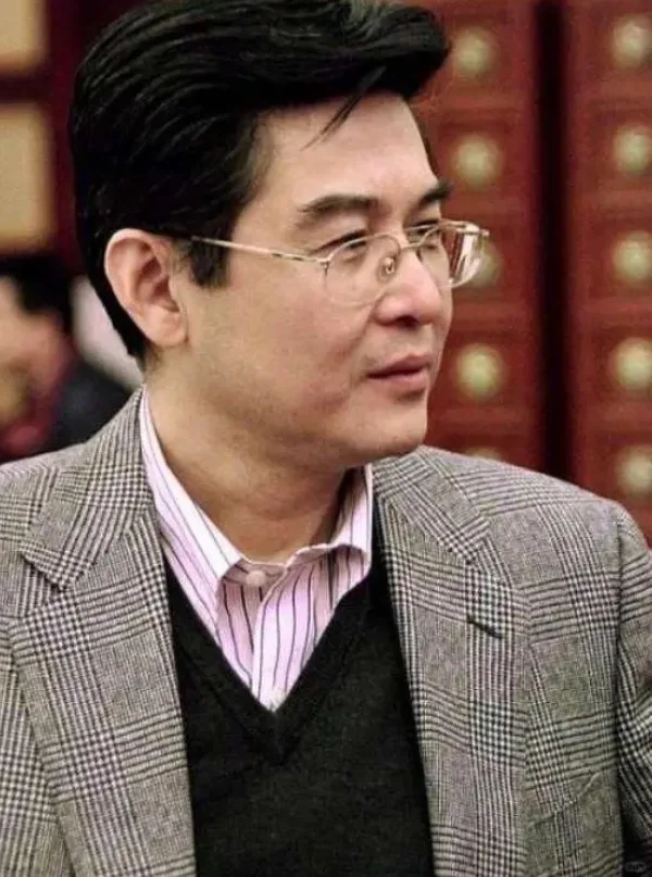 照片中的人，叫孔继宁。他是毛主席与贺子珍的外孙，李敏与孔令华之子，也是...