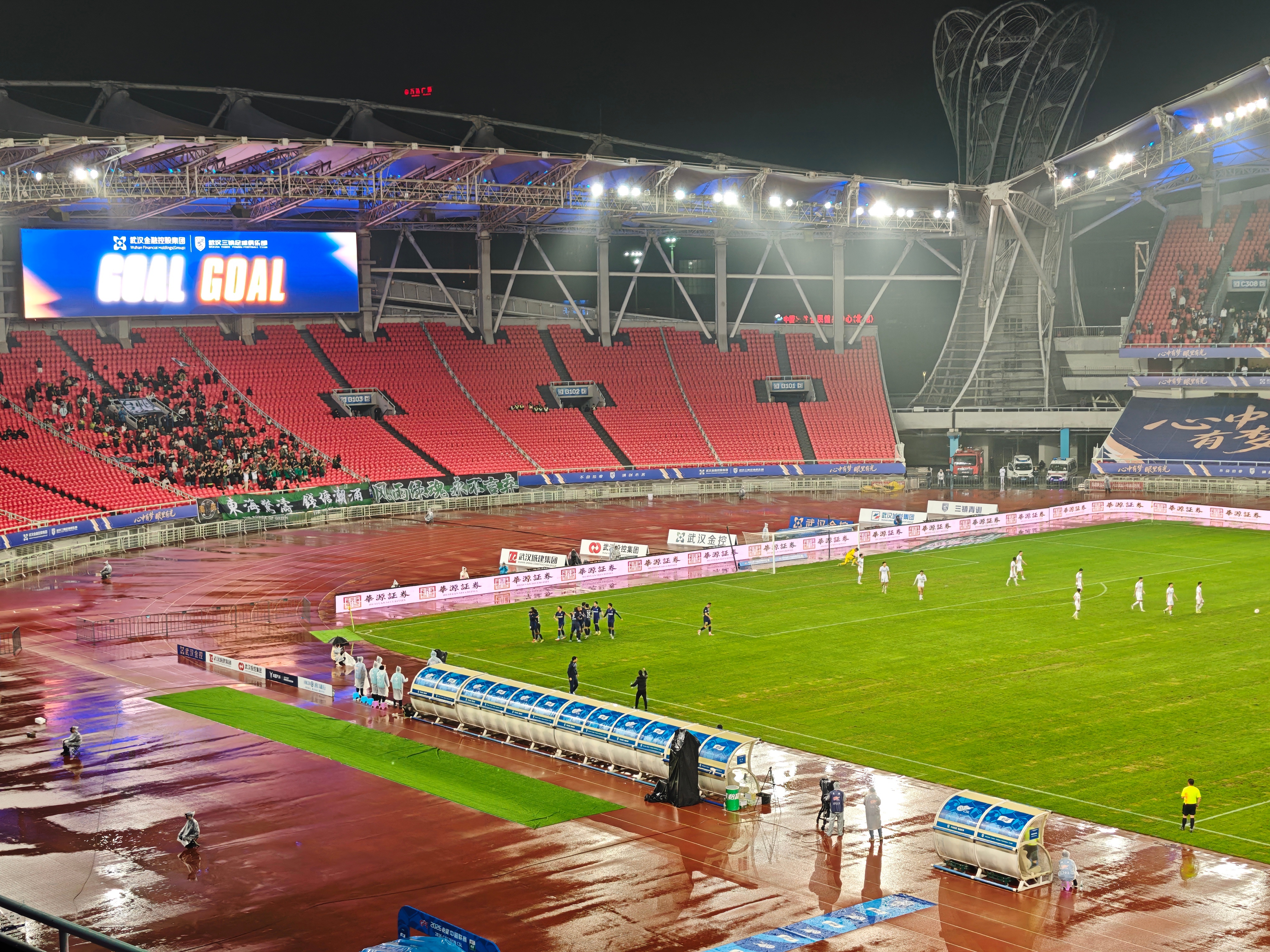 卡迪斯头球破门，三镇1比0领领先浙江！武汉三镇vs浙江队武汉三镇中超联赛武汉三镇