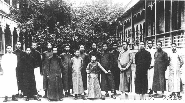 周恩来(左一)与敬业乐群会全体职员合影。