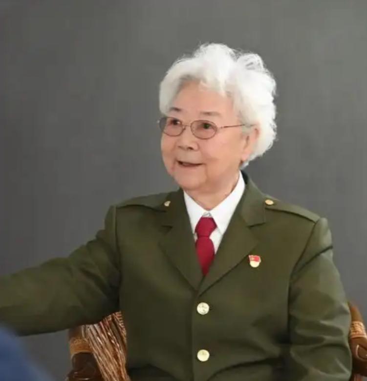 拿着每月三万块离休金的 87 岁老艺术家，本该在家含饴弄孙，结果却被人发现偷偷跑