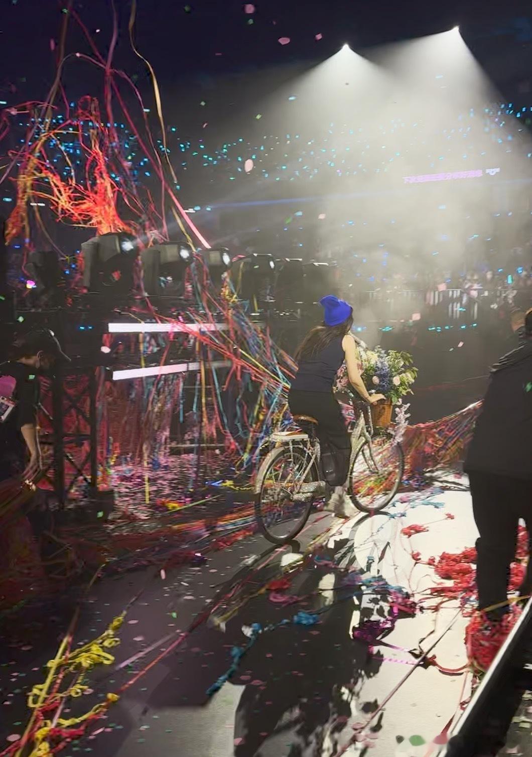 看吧张碧晨下班也得骑车  演唱会安可真的把“别等了，出发吧”贯彻到底！最后骑着自